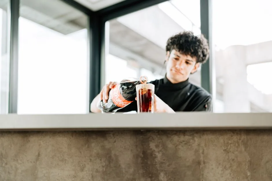 Un barman en Buenos Aires sirve Fernet y cola, capturando una tradición de bebidas locales.