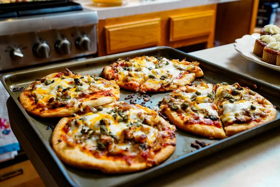 Pizzas recién horneadas con queso derretido sobre un mostrador de cocina, ideales para foodies.