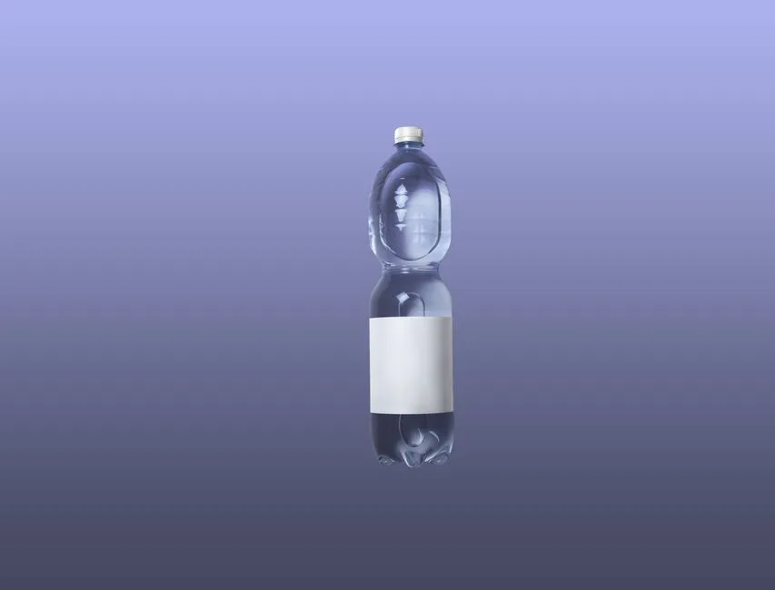 Una elegante botella de agua de plástico contra un fondo degradado púrpura, perfecta para anuncios.