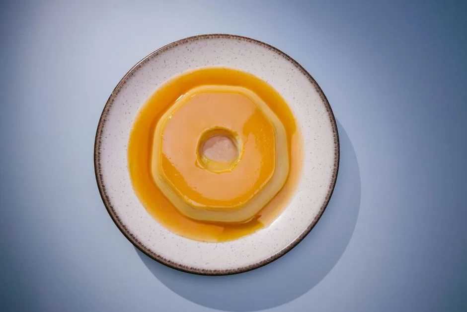 Un delicioso flan brasileño en un plato blanco, perfecto para fotografía gastronómica y sitios web culinarios.